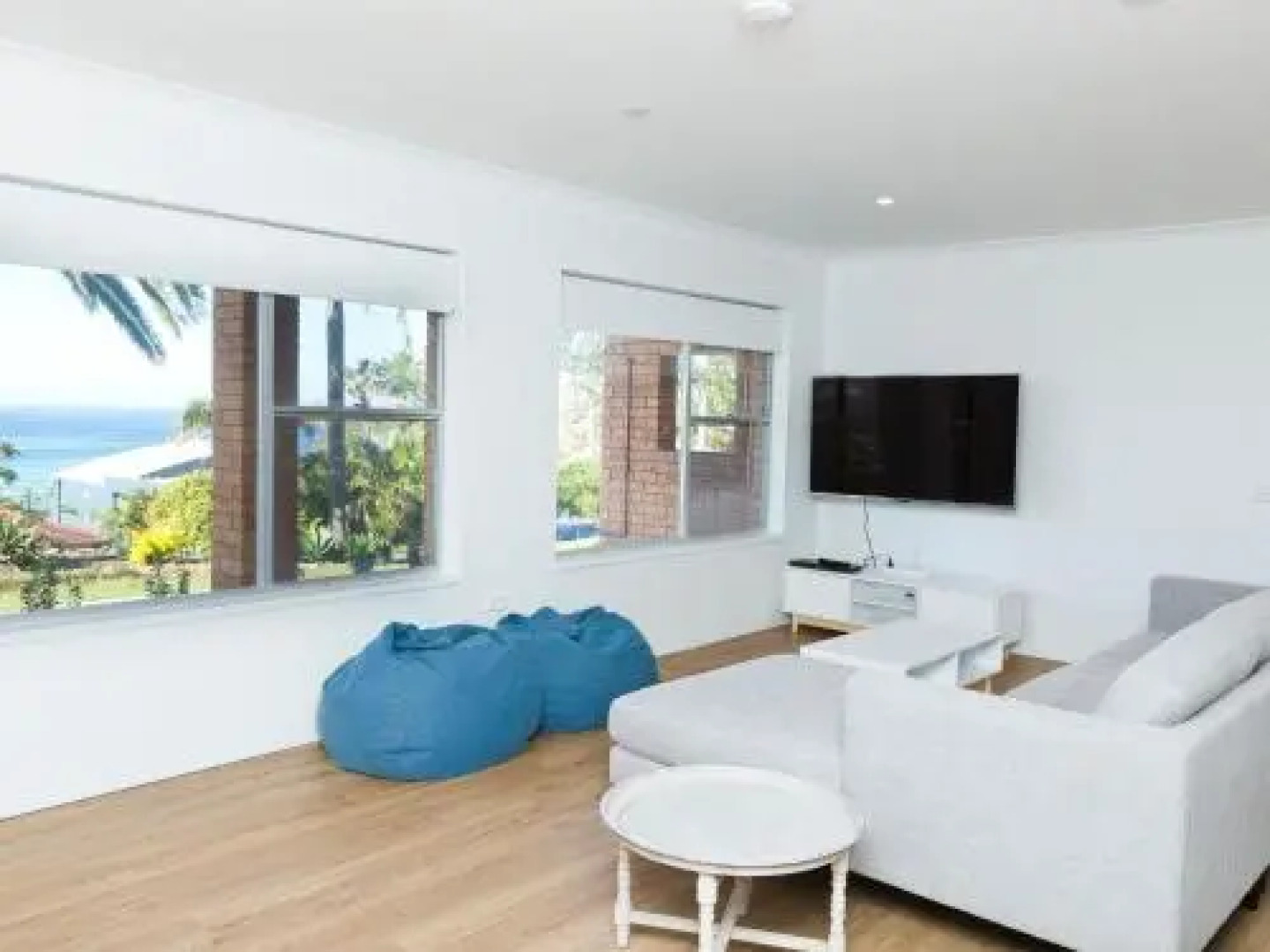 Aqua Palm with Sweeping One Mile Views