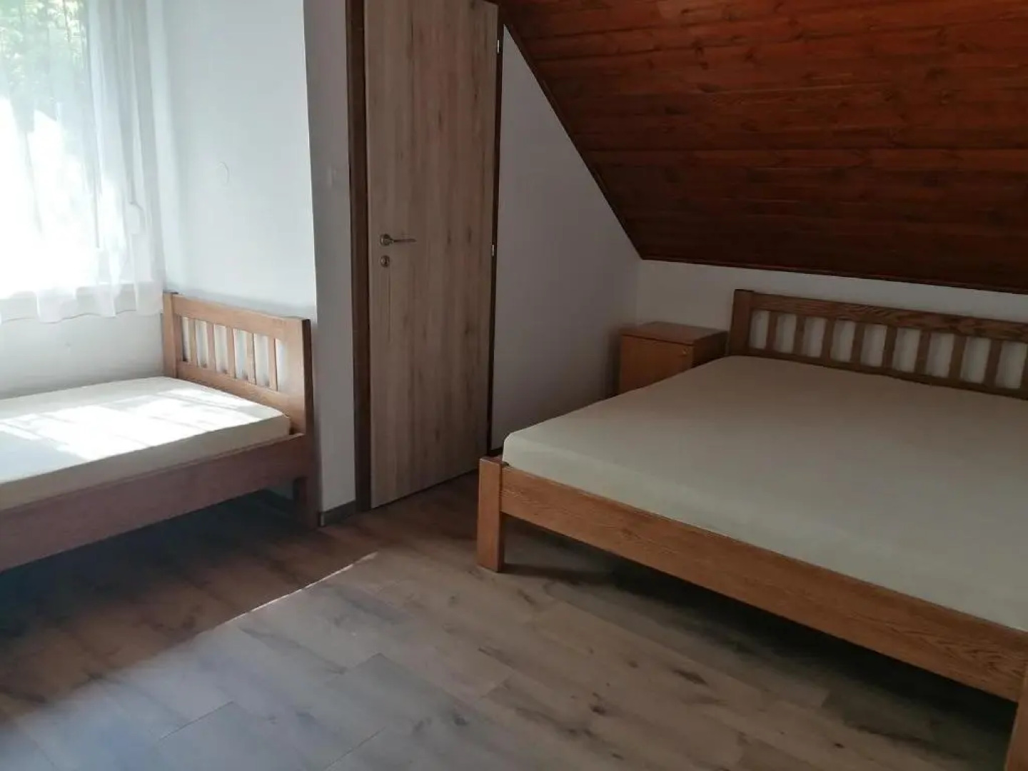 7 férőhelyes ház Balatonfenyvesen a tótól 15 m-re saját stéggel és csónakkal