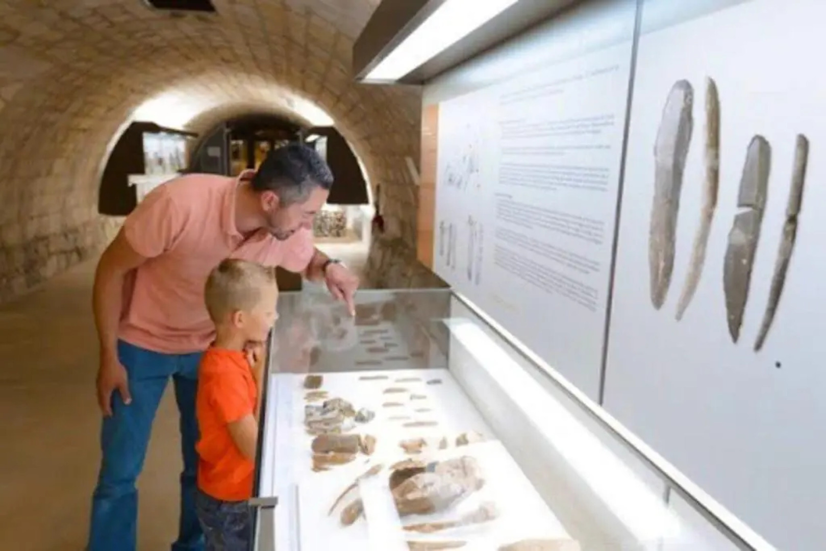 F2 in large house 800 m from Tours in lush greenery