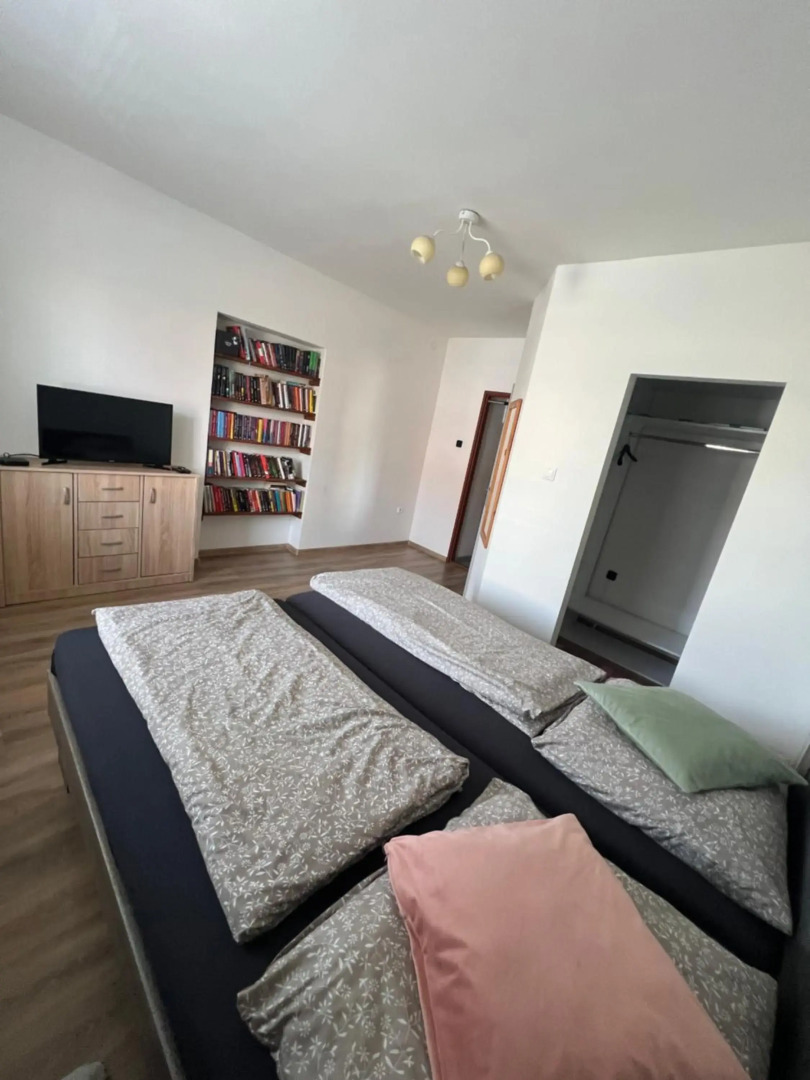 Priestranný dom v tichej časti mesta Levice.