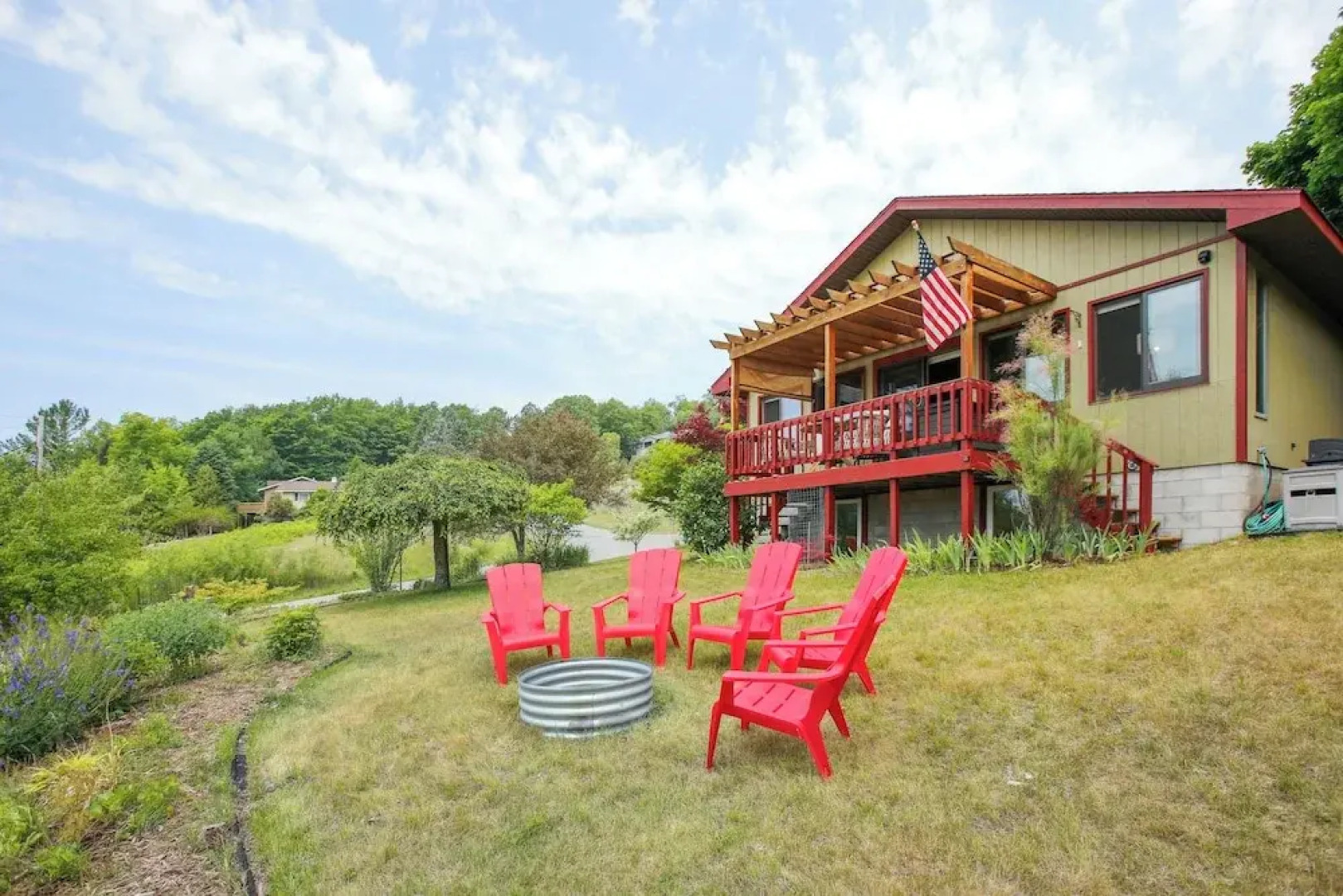 Crystal Lake Vacation Rental, 3 Mi to Betsie River