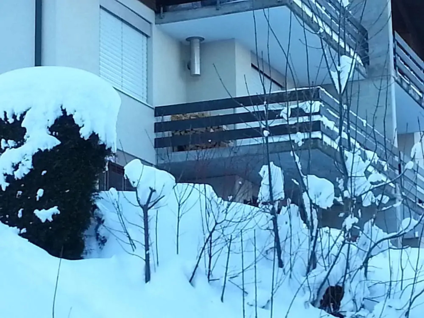 Two-bedroom Apartment for 4-5 Guests With Lake and Mountain Views