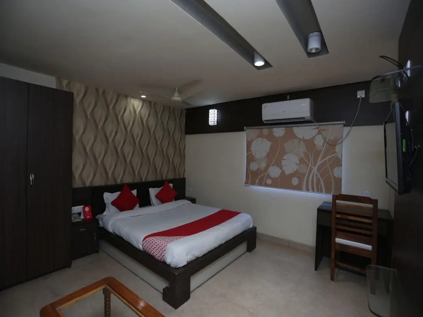 OYO 27725 Hotel Crown Plaza