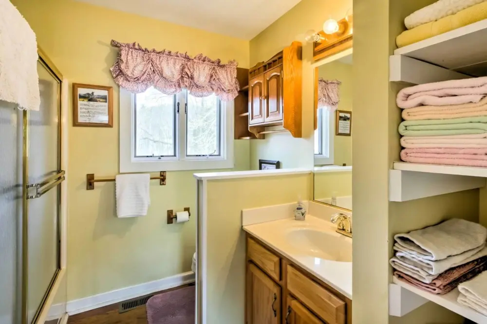 Damascus Apt w/ Views, Walk to Shops + Parks!