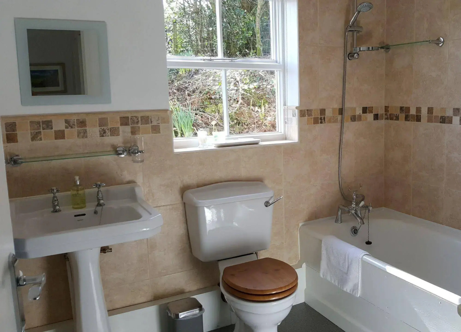 Nant yr Onnen B&B and Ysgubor Holiday Cottage