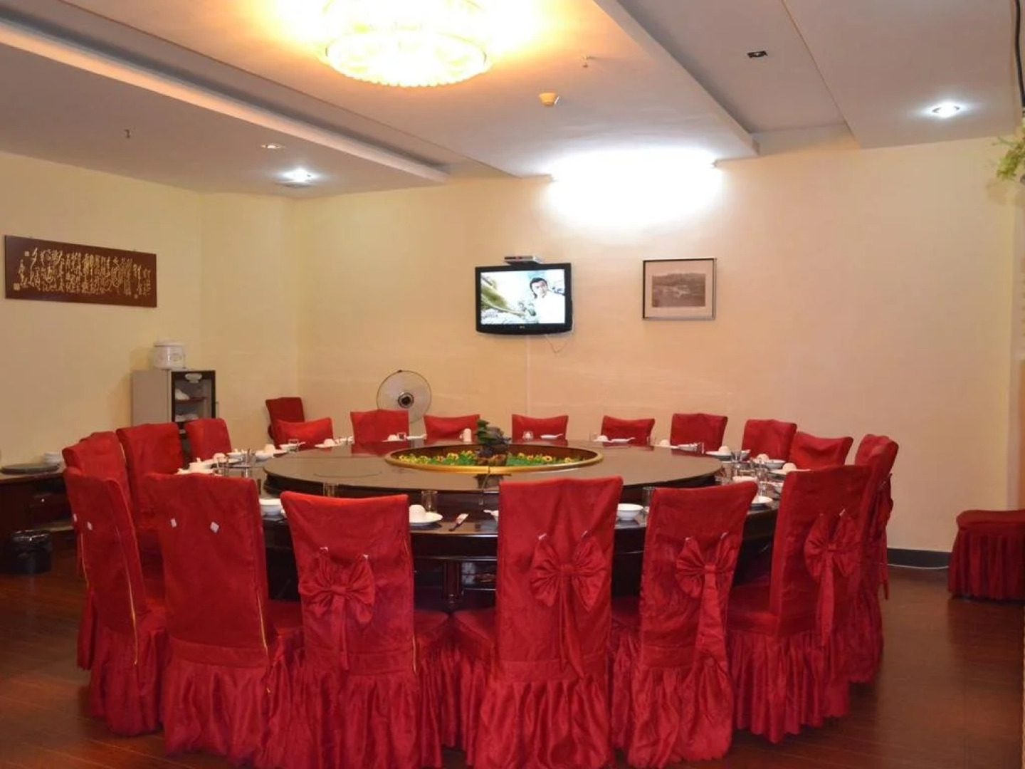 东兴王朝大酒店