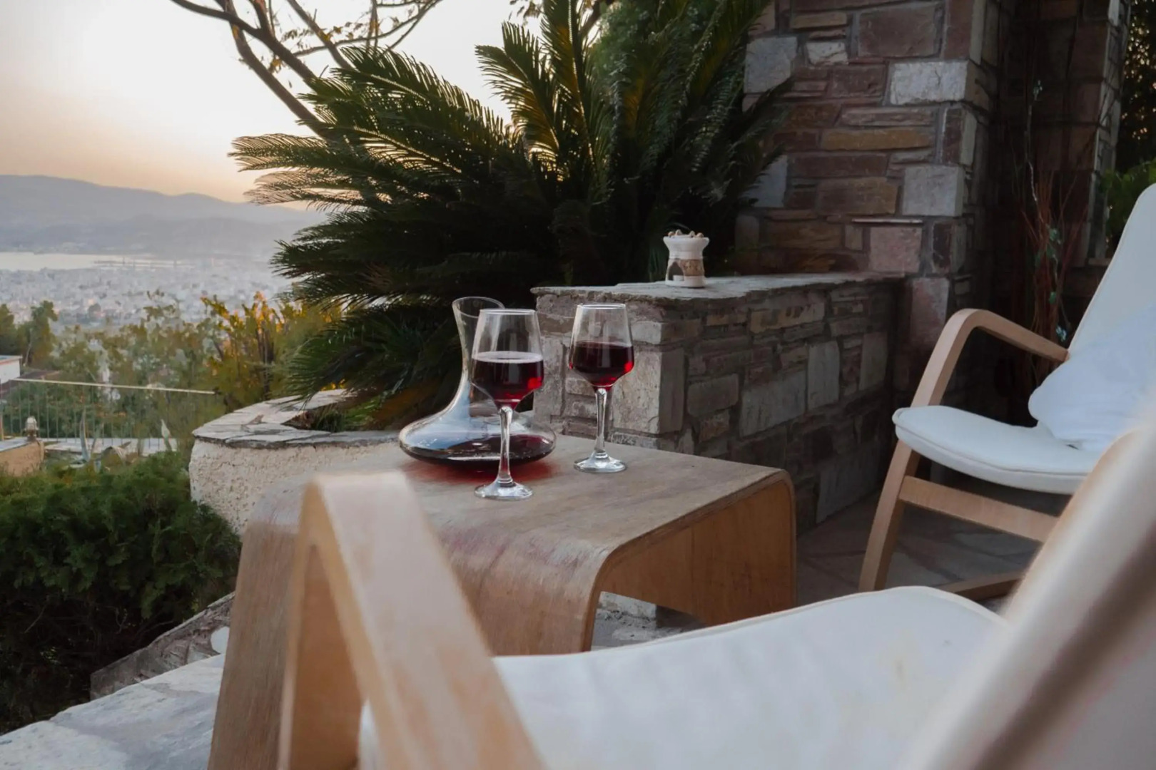 Tranquil Infinity Pool Getaway (private jacuzzi and steam bath, pool, garden, sea and city views)