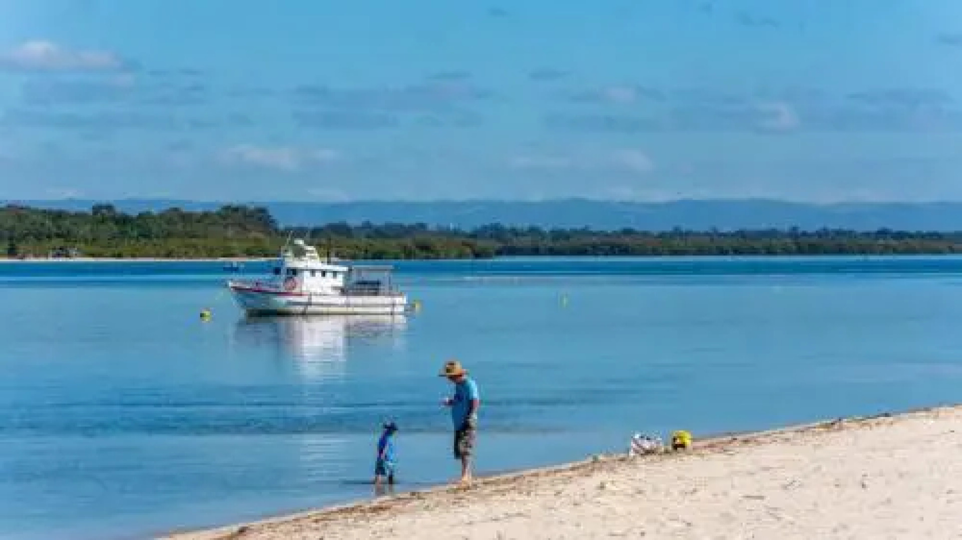 Stylish Unit Opposite Foreshore - Sylvan Beach Esp, Bellara