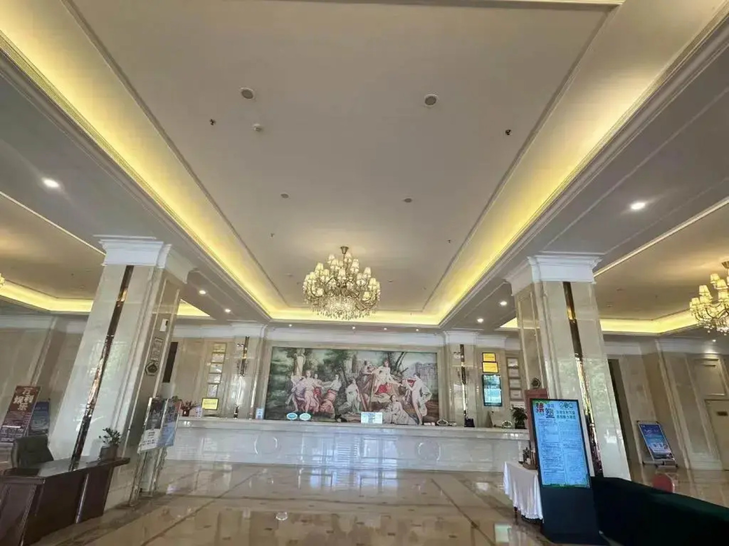 Vienna International Hotel (Haikou Old Town High-speed Railway Station)