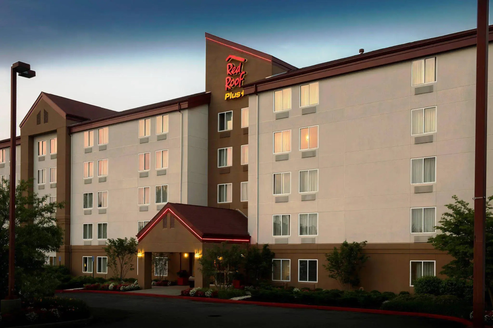 Red Roof Inn PLUS+ Long Island - Garden City