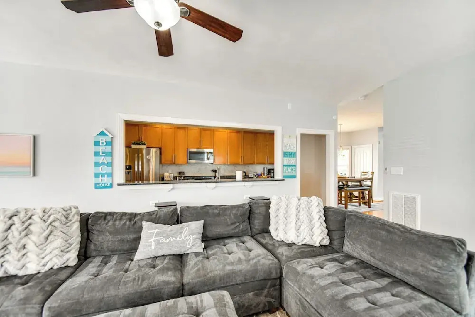 Inviting Norfolk Family Retreat: 1 Block to Beach!