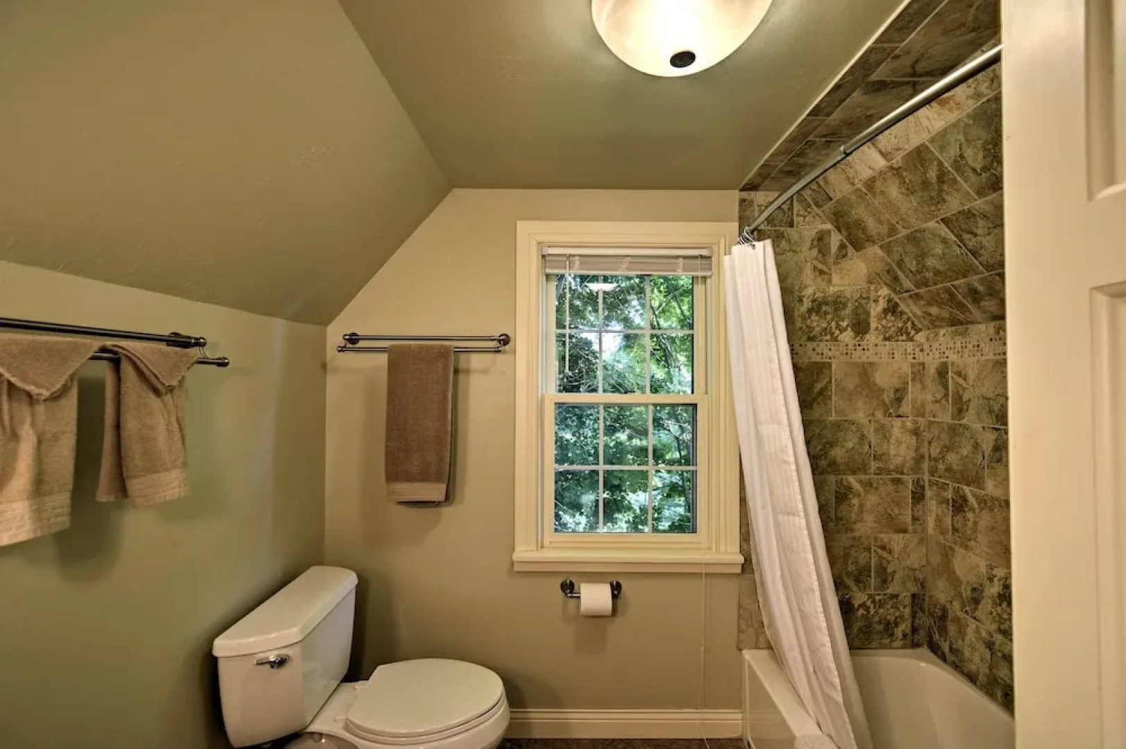 Family-friendly Fish Creek 'cape House' w/ Deck!