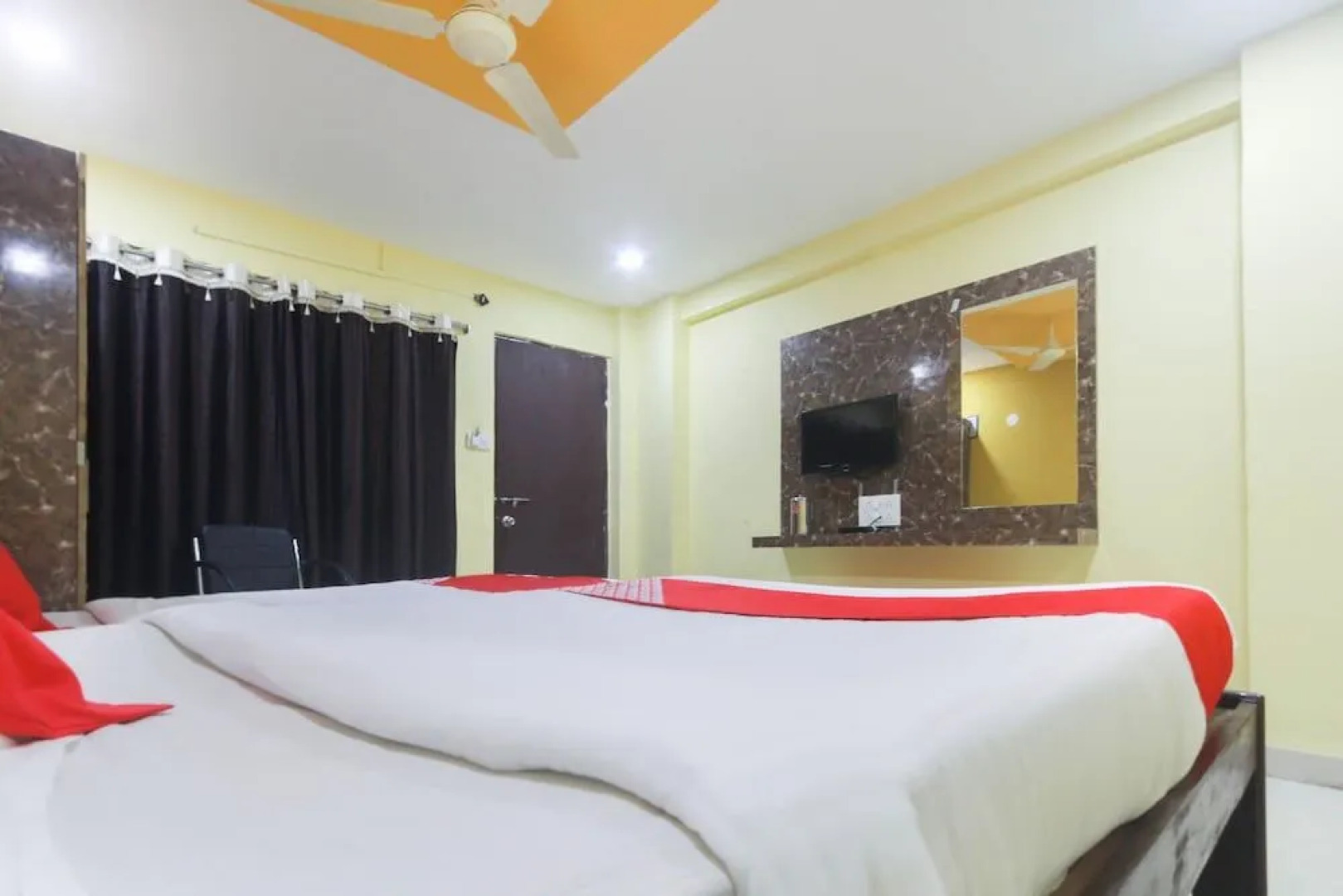 OYO 47565 Hotel Cm Residency