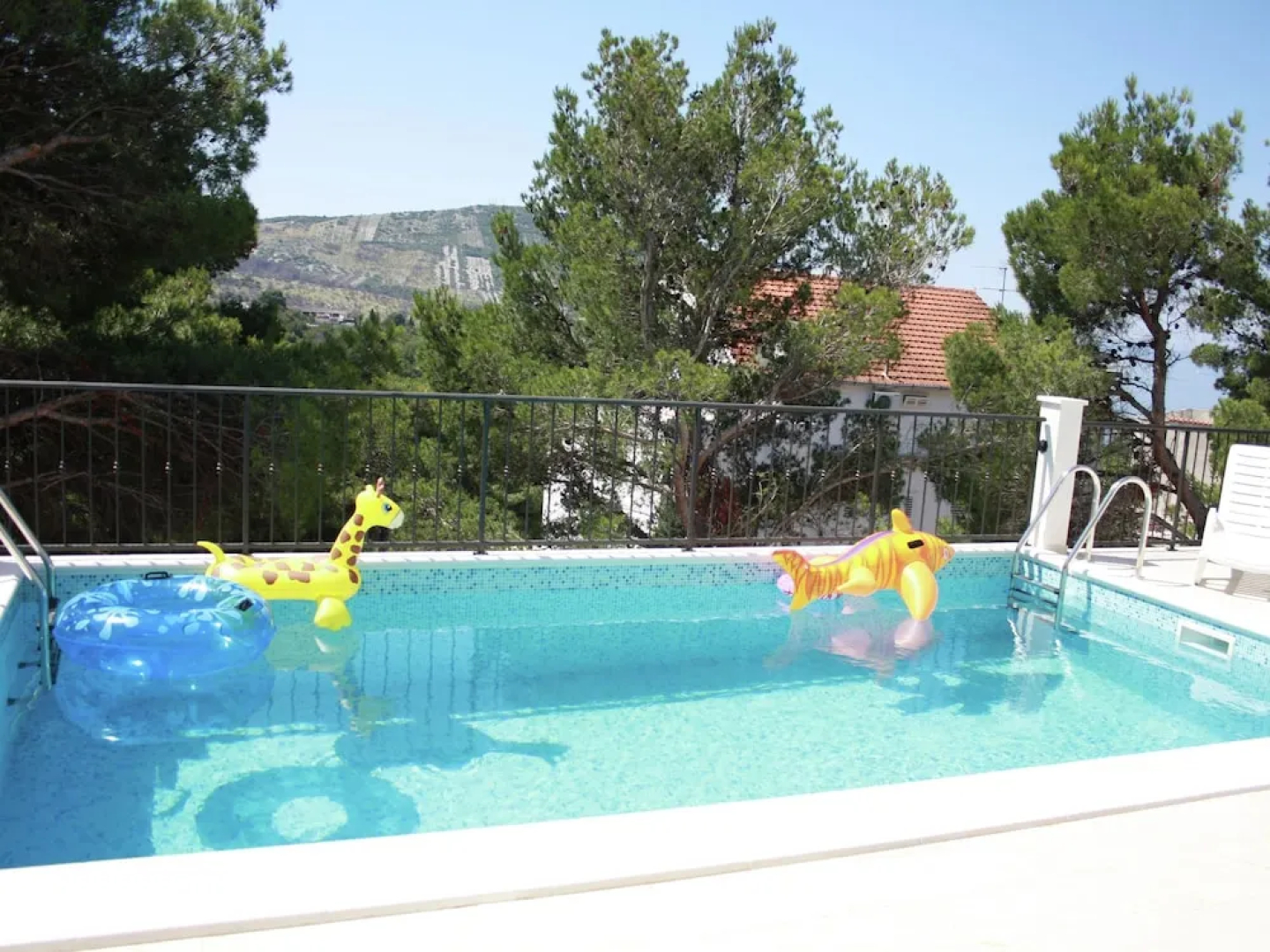 Chic Apartment in Primosten With Pool