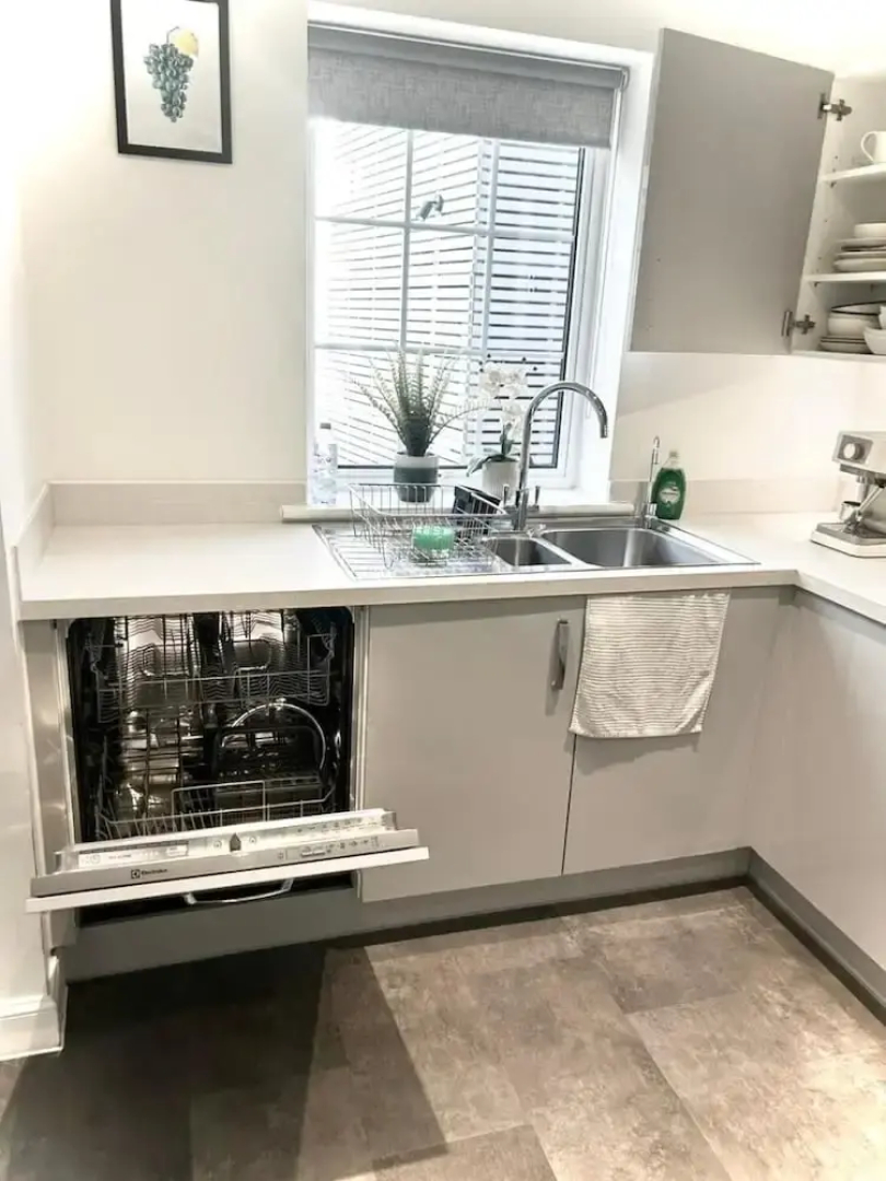 High END Spacious 4 Bed House - Free Parking