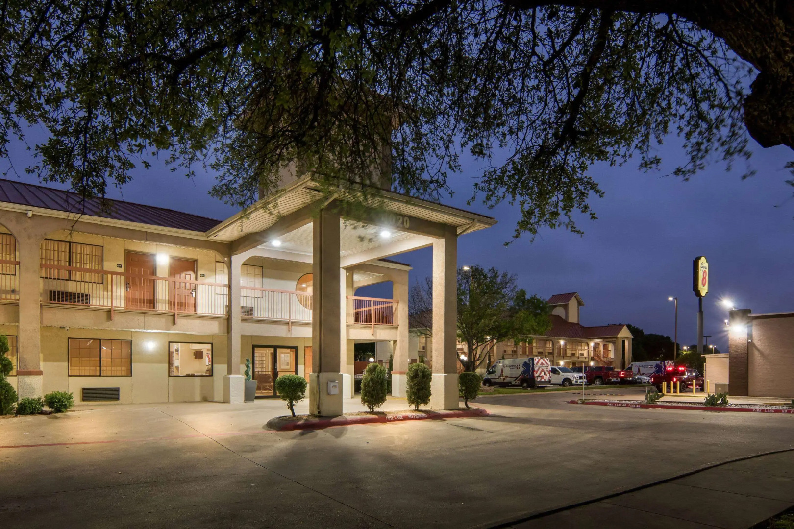 Super 8 by Wyndham Grand Prairie Southwest