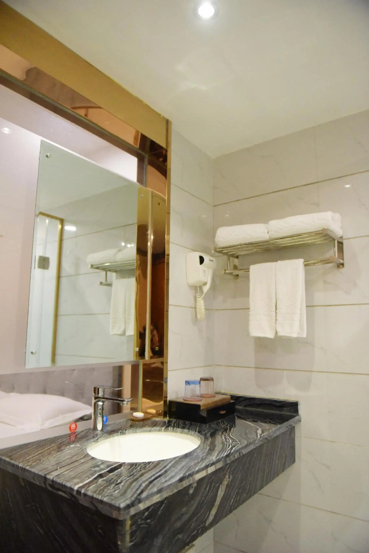 Dongtai Hotel (Guangyuan Lizhou East Road, Aoti Center)