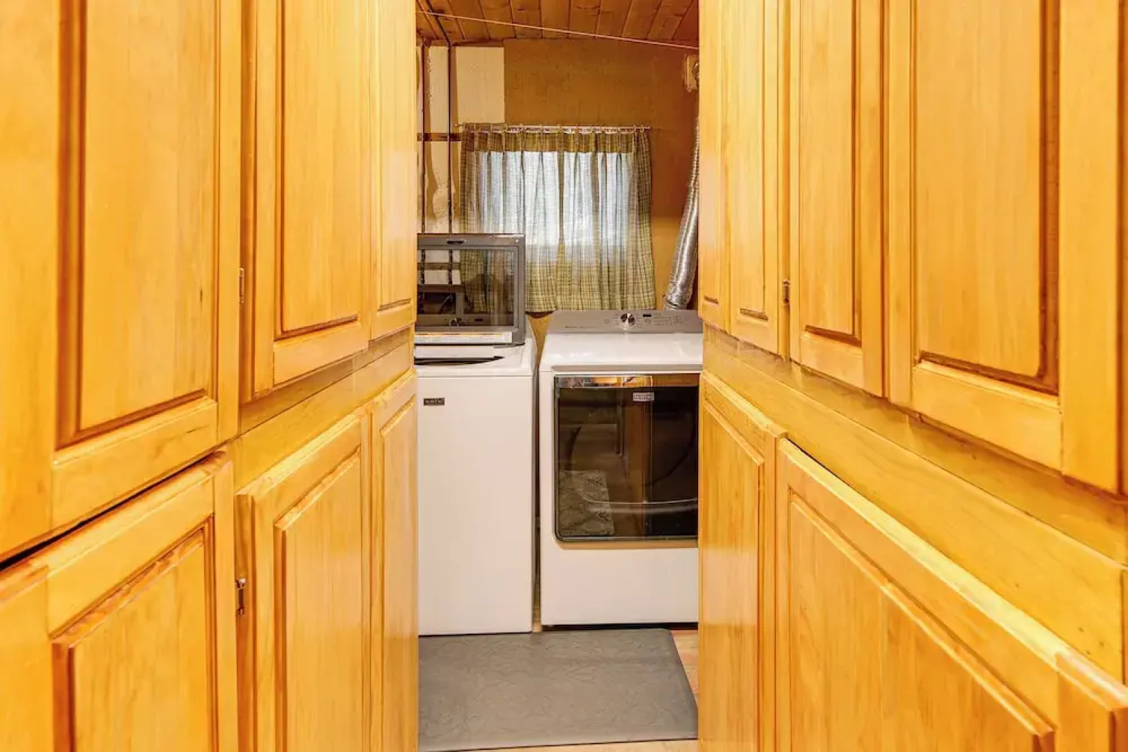 Modern Black Hills Cabin w/ Loft & Wraparound Deck