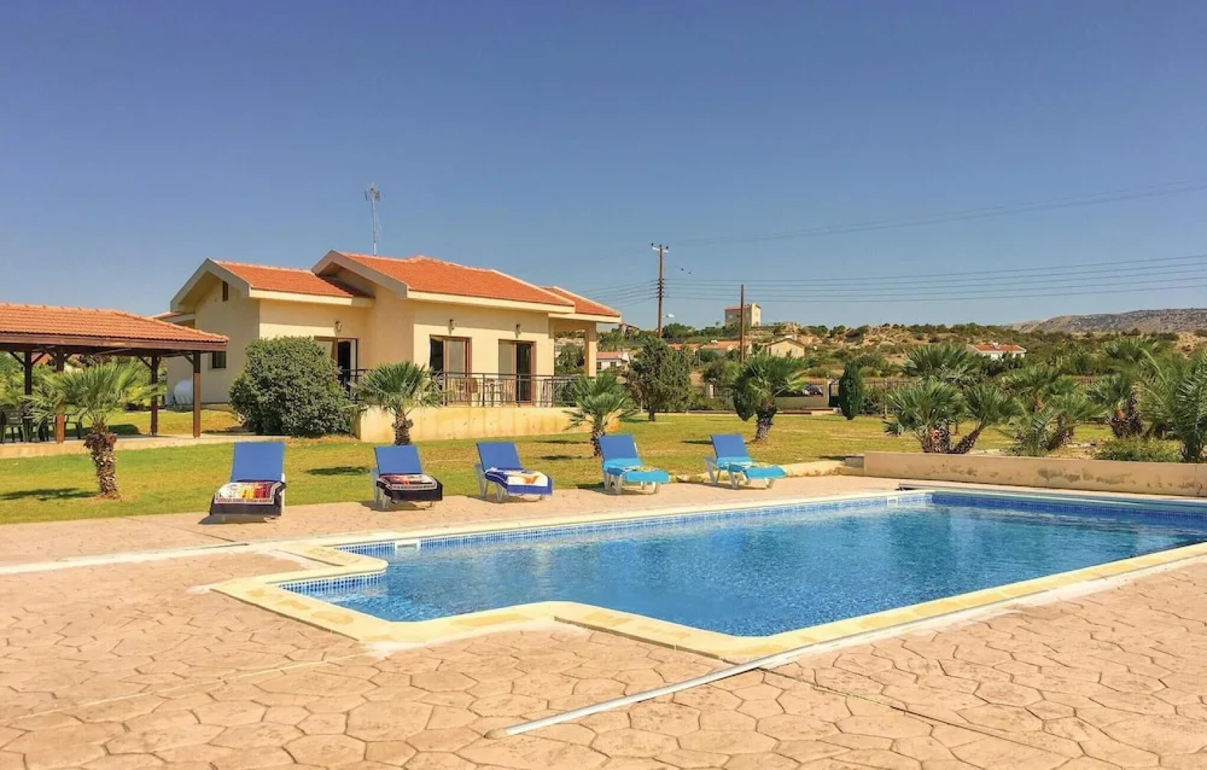 Beautiful Home in Maroni Lamaka With Wifi and 4 Bedrooms