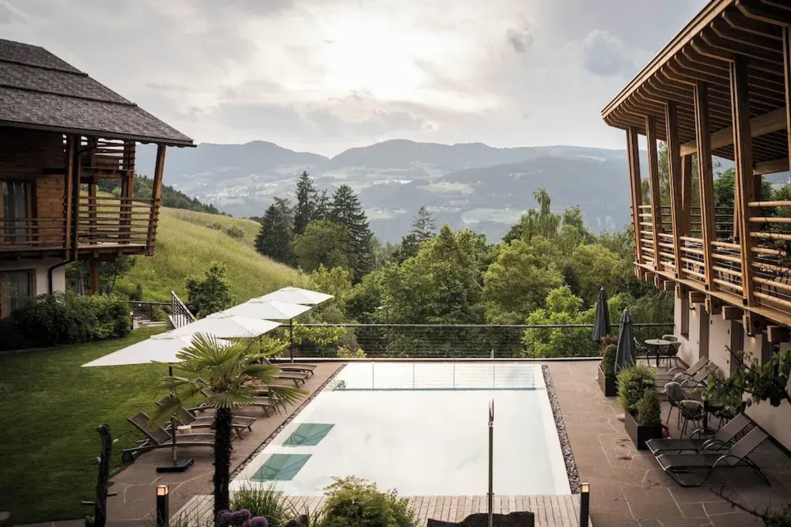 Presulis Hideaway Apartments & Restaurant