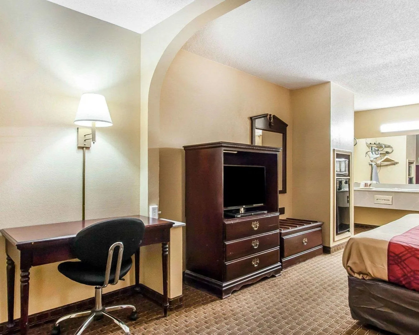 Econo Lodge Inn & Suites