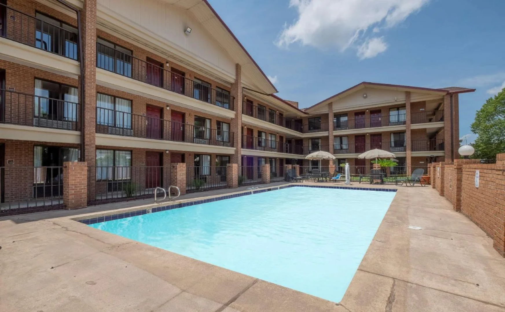 Days Inn & Suites by Wyndham Bossier City/Casino Area