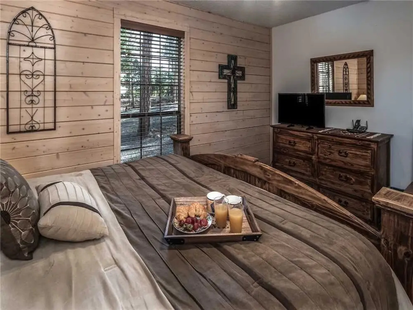 Wine N Pines - Two Bedroom Cabin with Hot Tub
