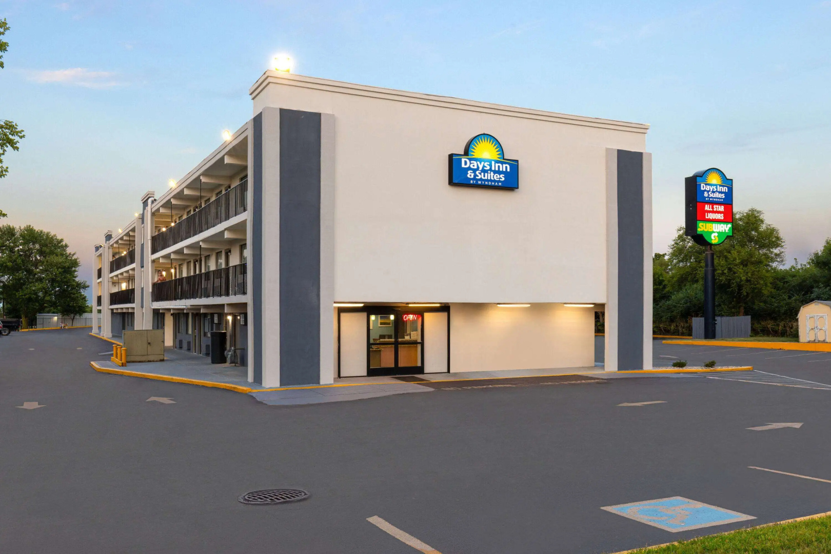 Days Inn & Suites by Wyndham Indianapolis Airport East