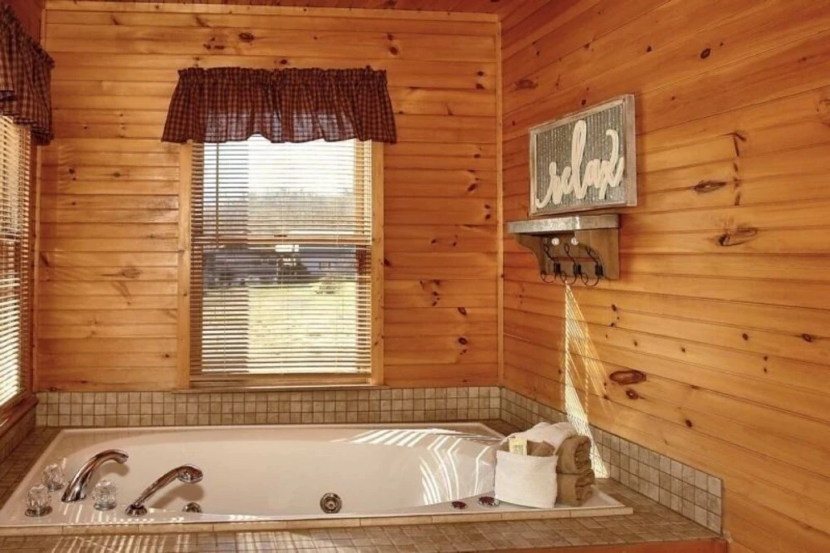 Lamb's Cabin by the Creek - 3 Br Cabin