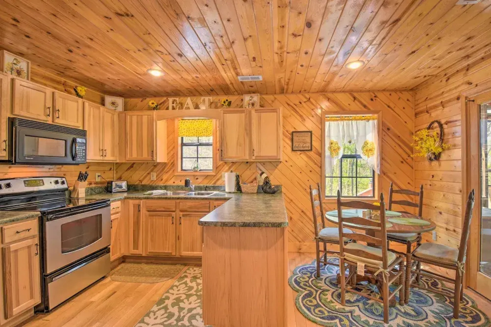 Cozy Hiawassee Cabin w/ Fire Pit & Mtn Views!