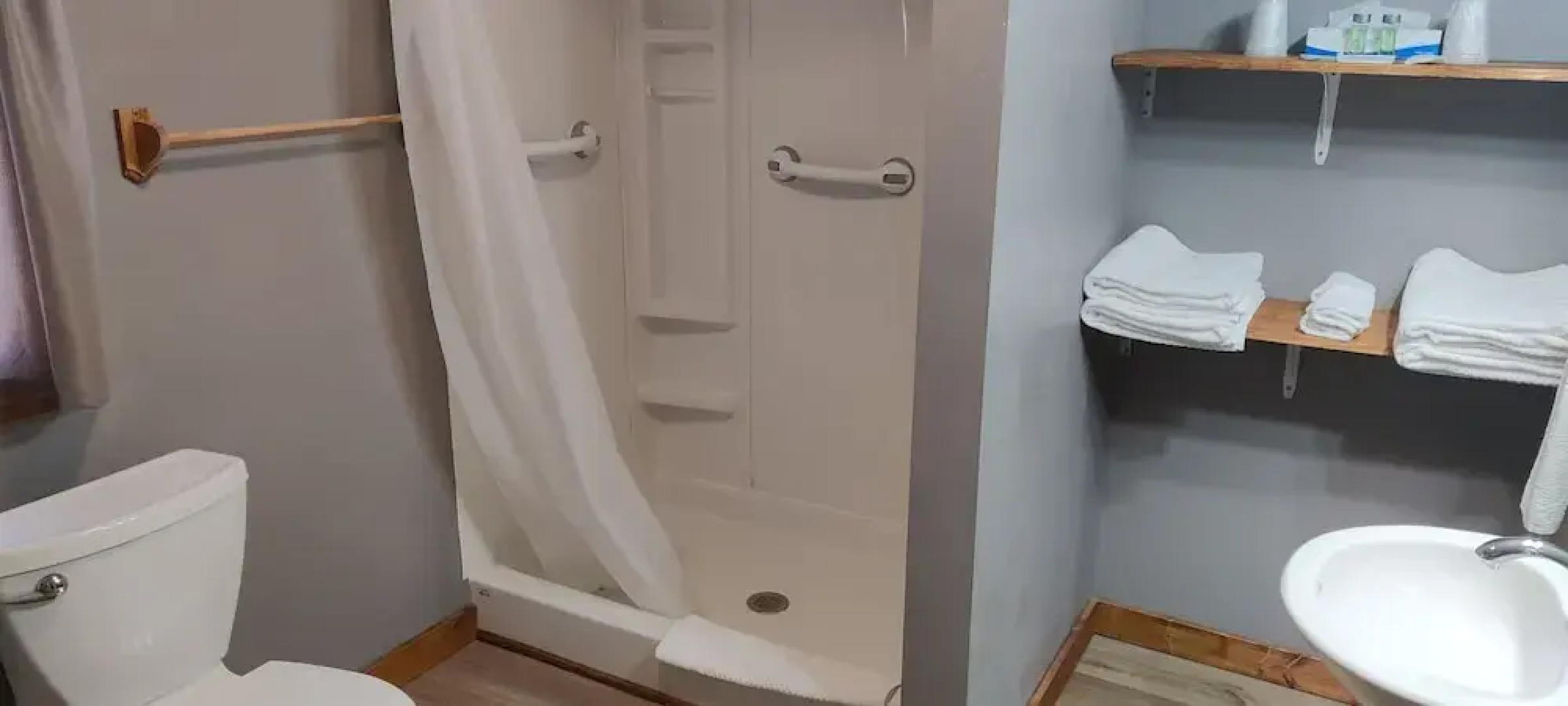 Twin Pines Lodge & Cabins