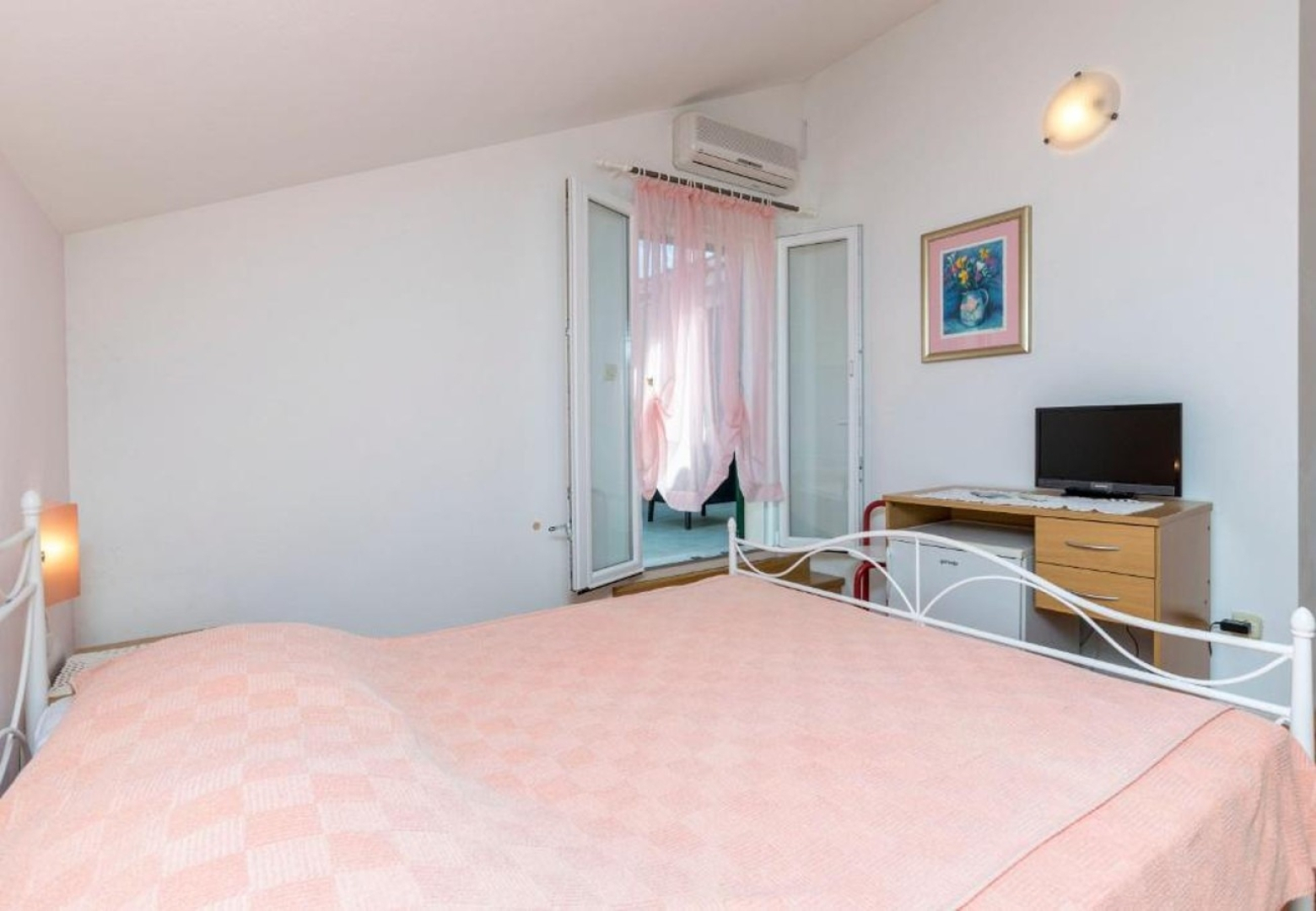 Room Mate 1 - 130 m from sea: R2 Roza Bol, Island Brac