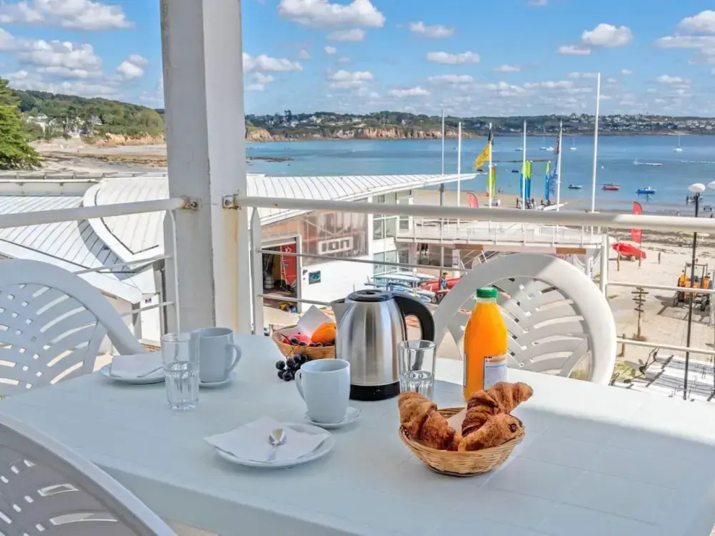 Flat by Pointe St-mathieu