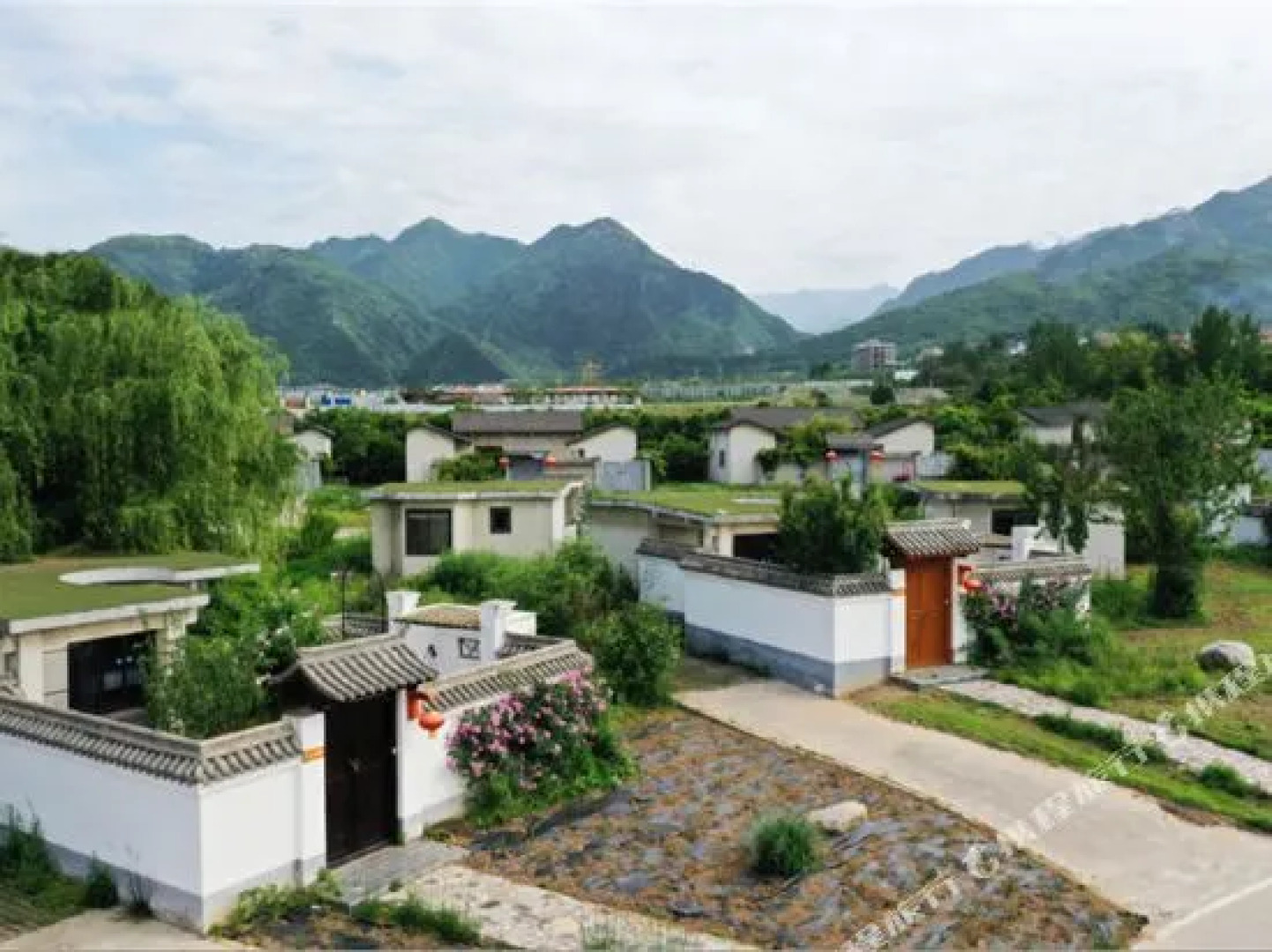 Scenery Retreats (Qinling Mount Taibai Hot Spring Retreat)
