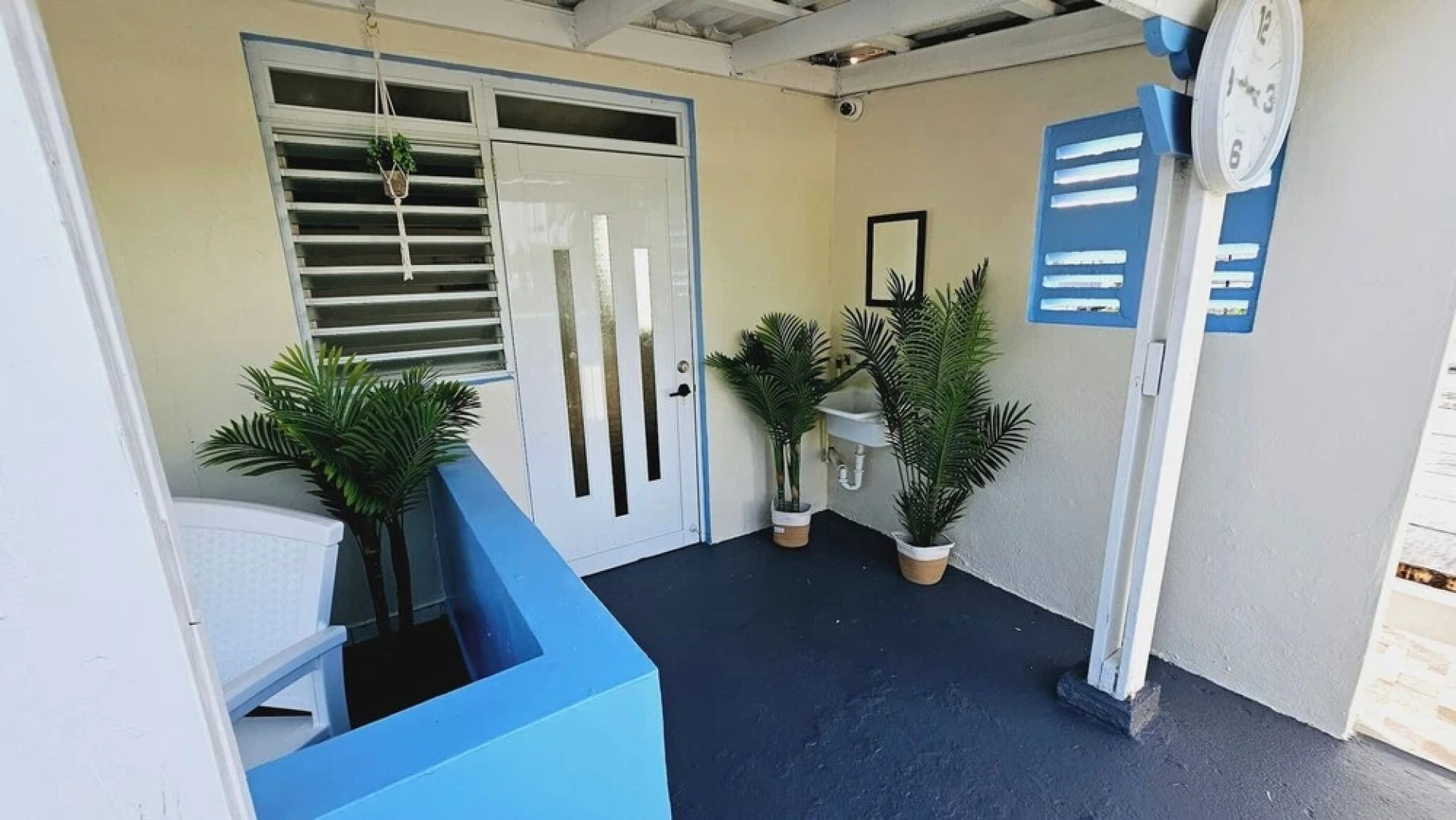 Cozy and Modern Apartment Black & White With Jacuzzi on Terrace