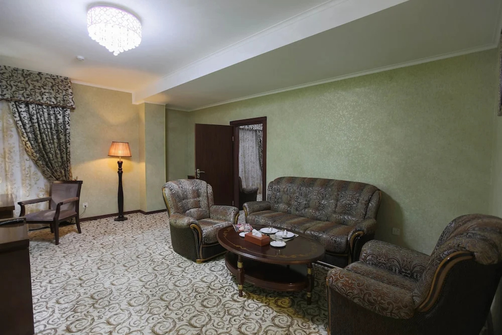 Отель Zargaron Plaza