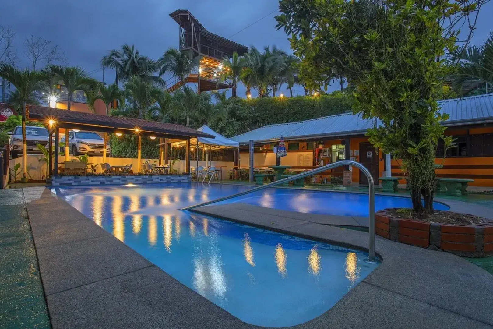 Hotel & Canopy La Hacienda