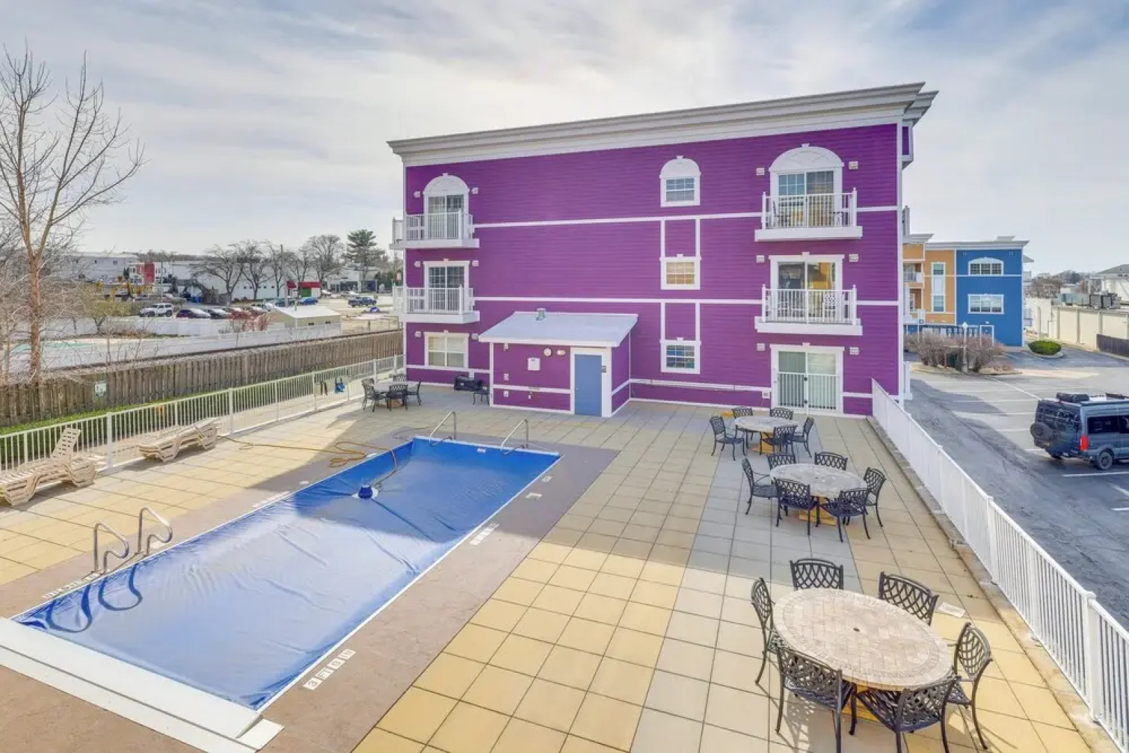 Charming New Buffalo Condo: Walk to Lake Michigan!