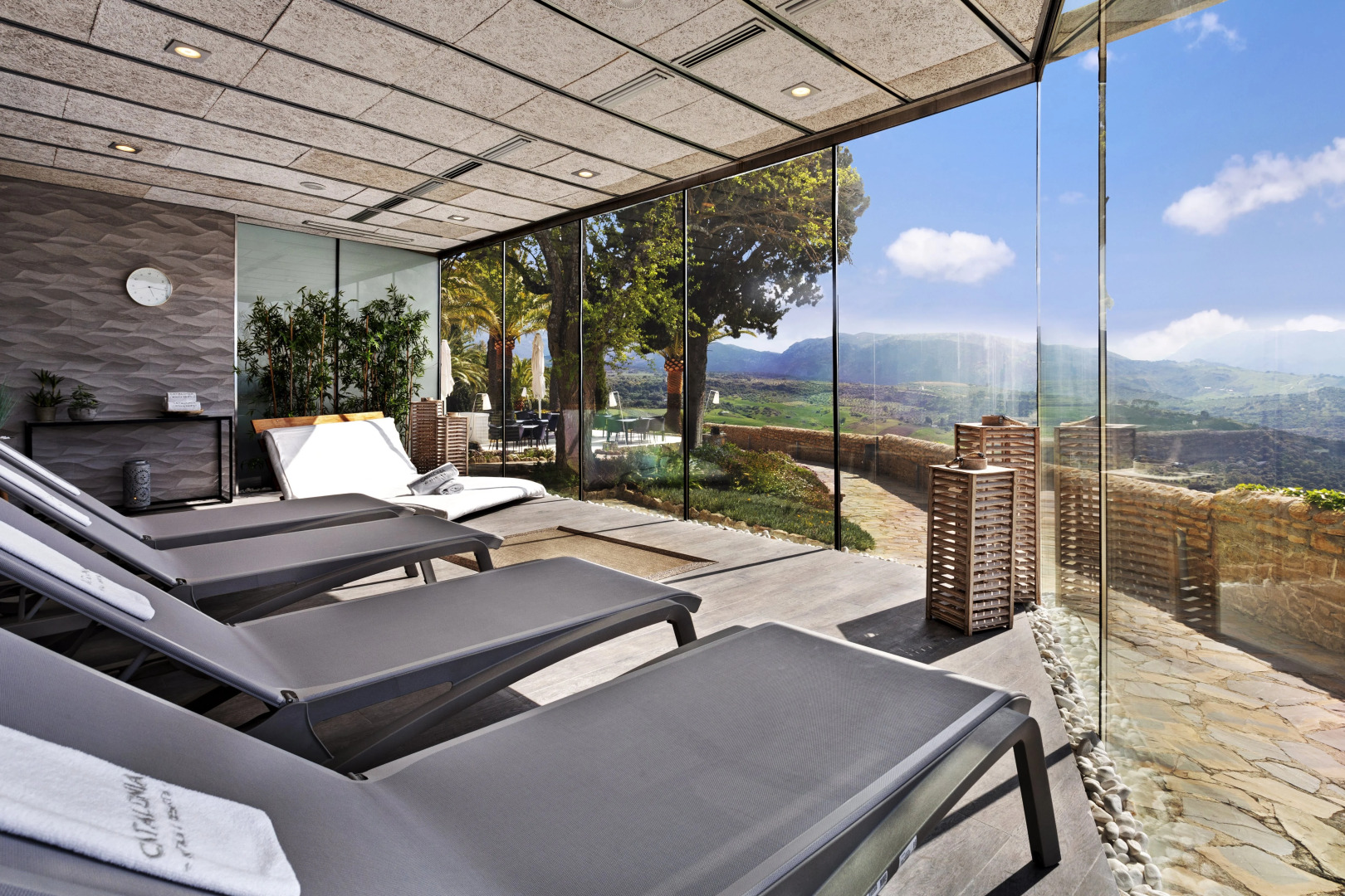 Отель Catalonia Reina Victoria