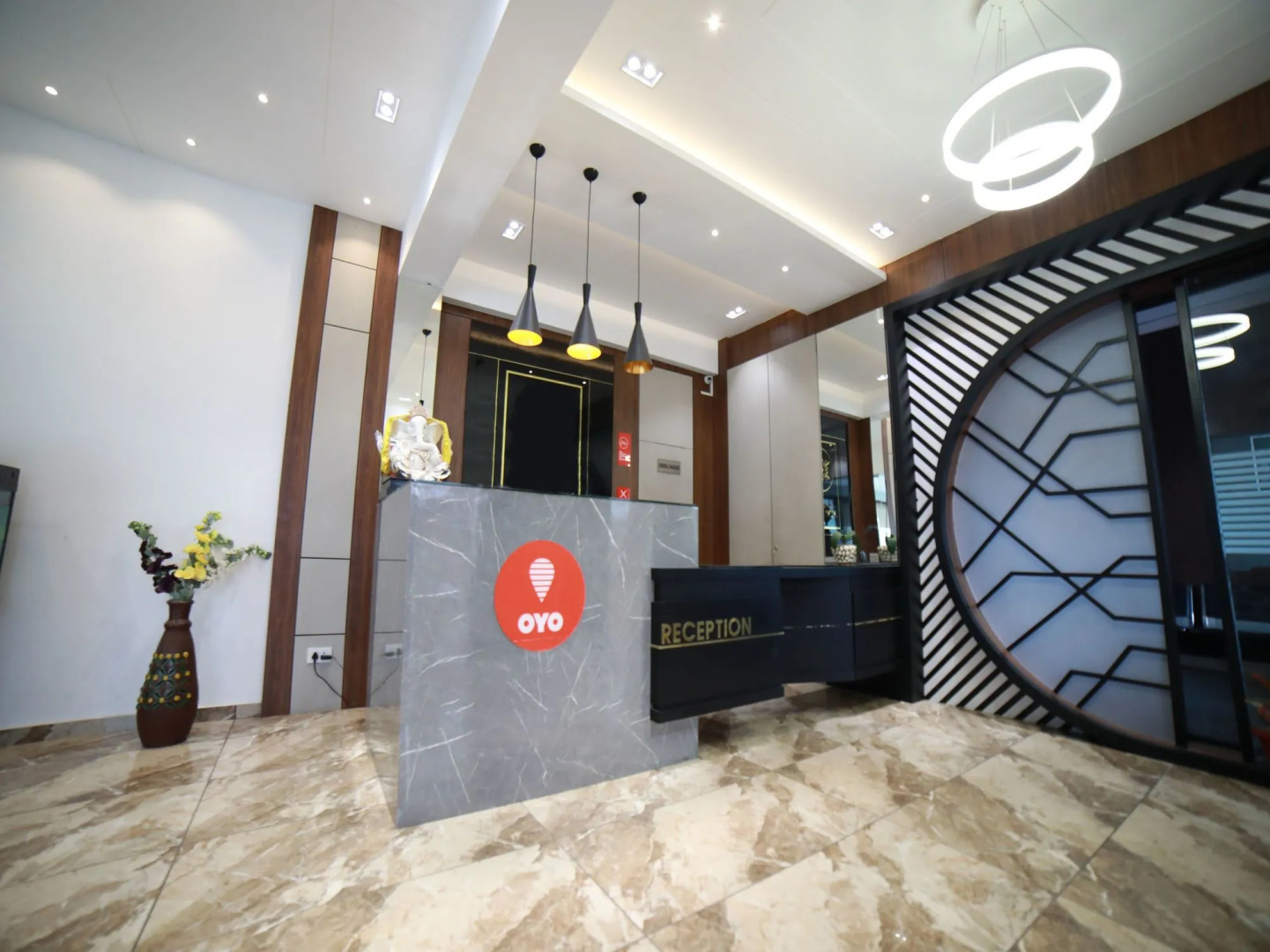 OYO 15561 Corporate Villa