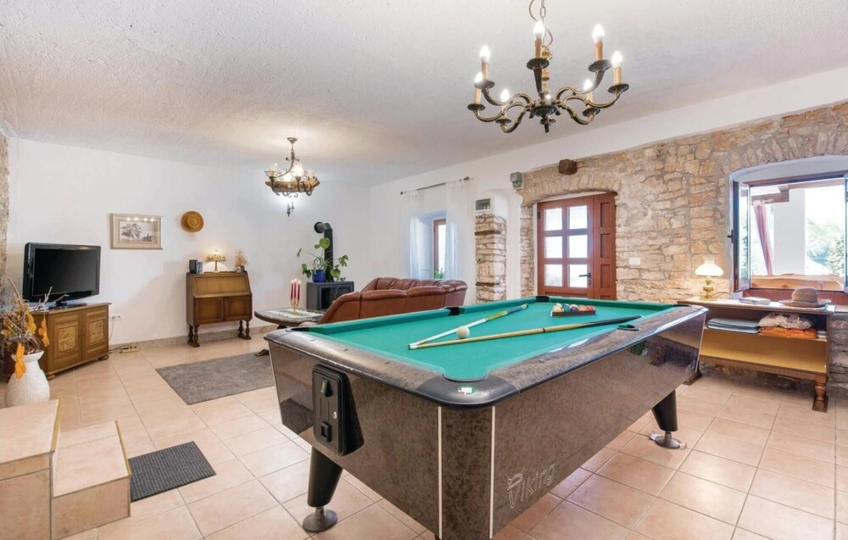 Stunning Home in Kuzinici With Wifi and 5 Bedrooms