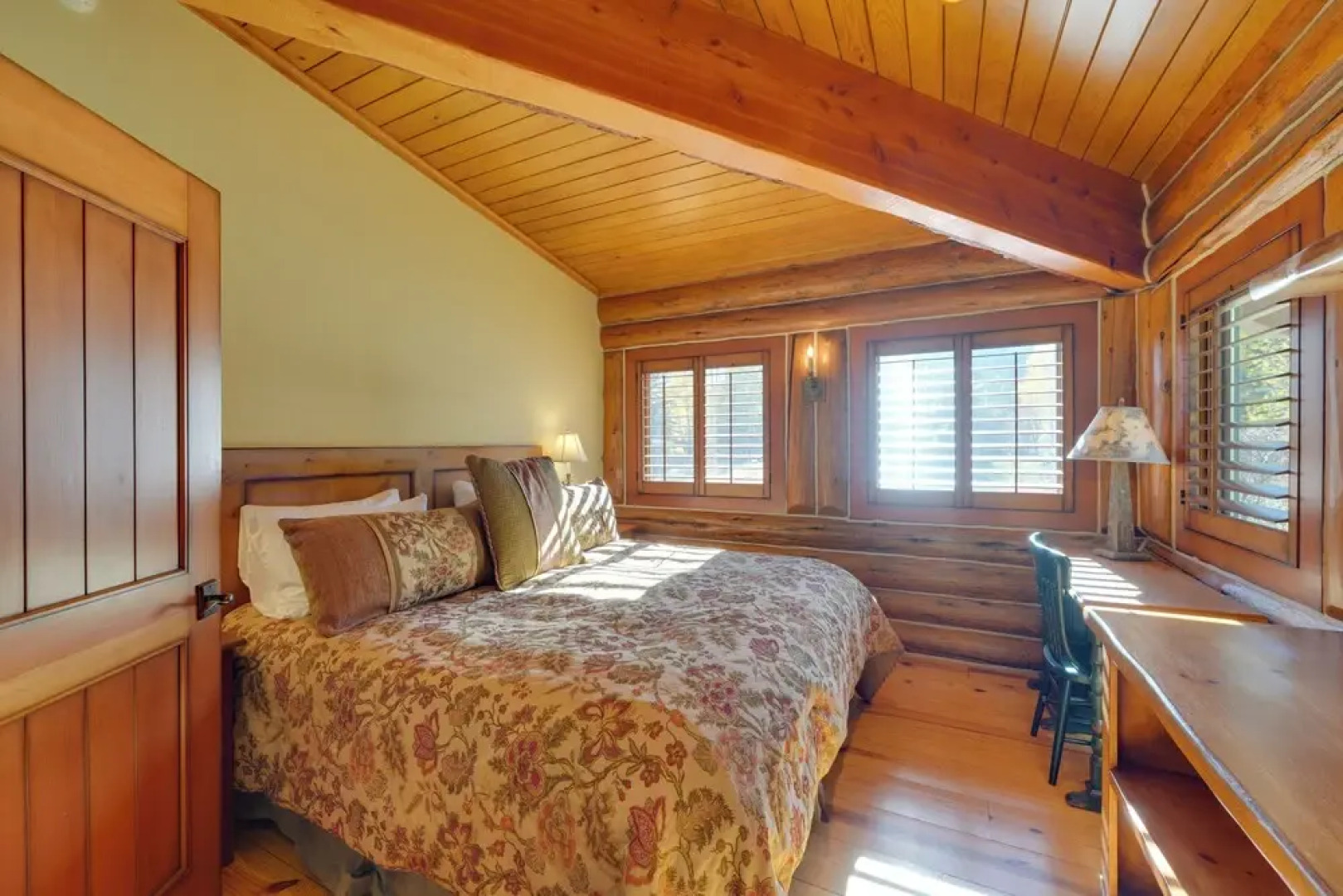 Sun Valley Log Home w/ Hot Tub & Mtn Views!