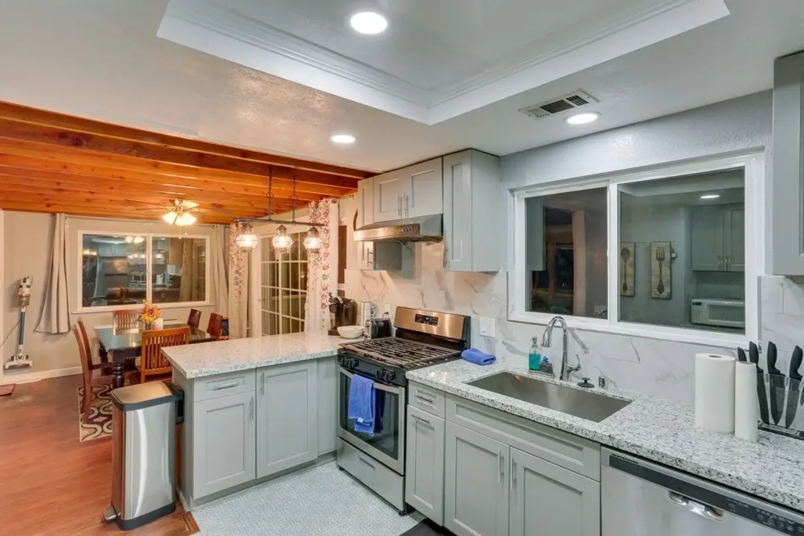 Cabin w/ 2 Decks - 3 Mi to Lake Arrowhead Village!