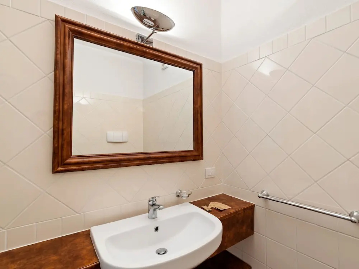 Spacious Apartment in Rancone With Lake View