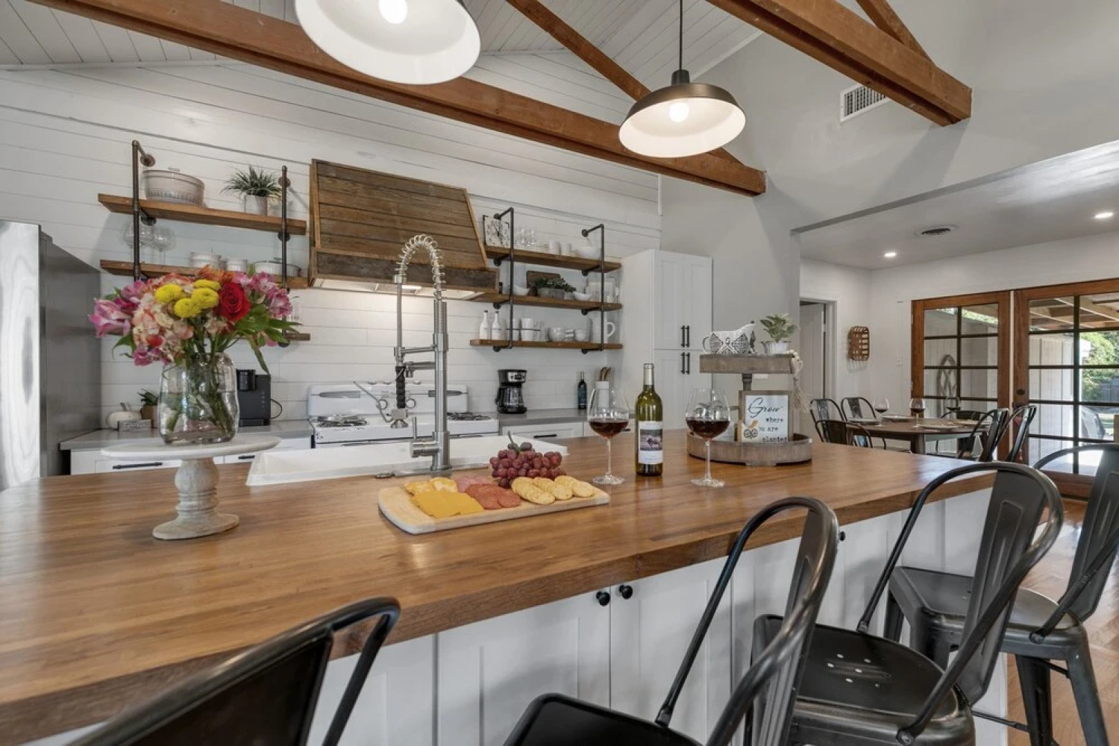 New Modern Farmhouse With Hot Tub, Fire Pit, & Games