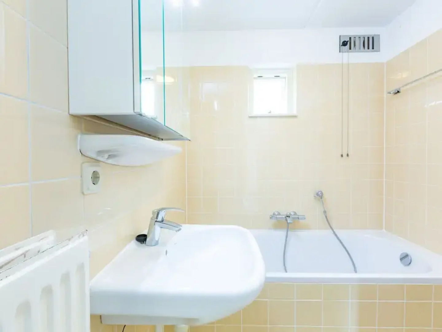 Restyled Holiday Home with Fireplace near Beach