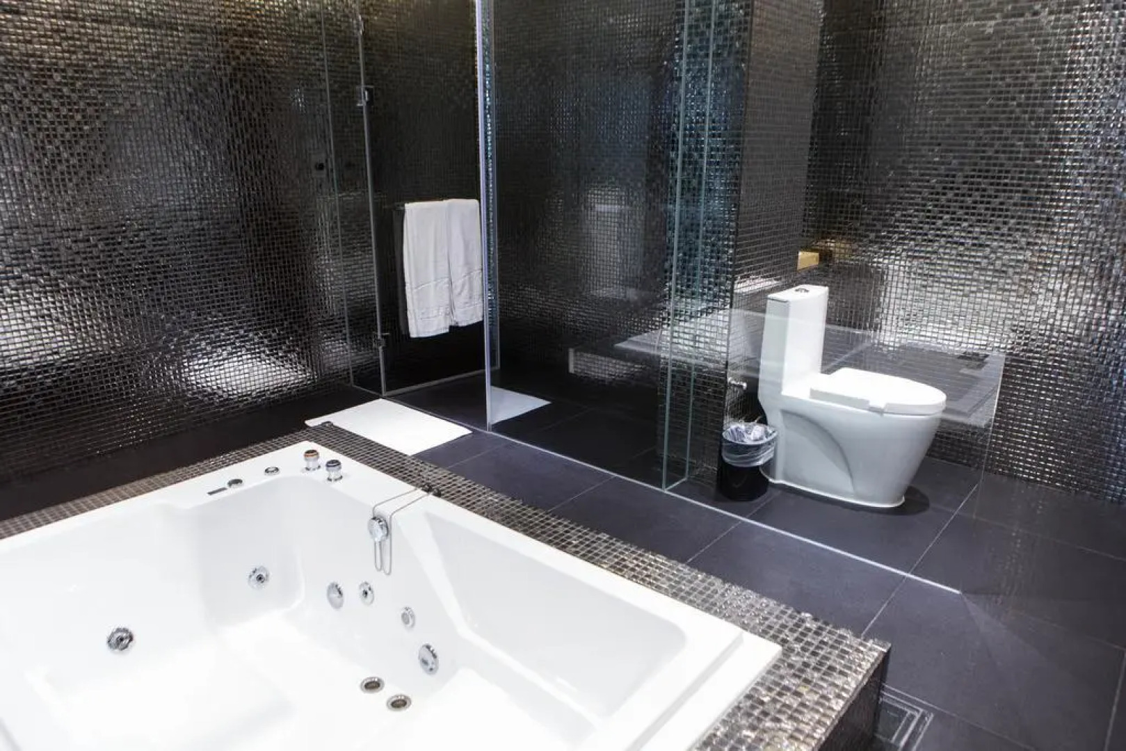 ALL-UR Chain Boutique Motel