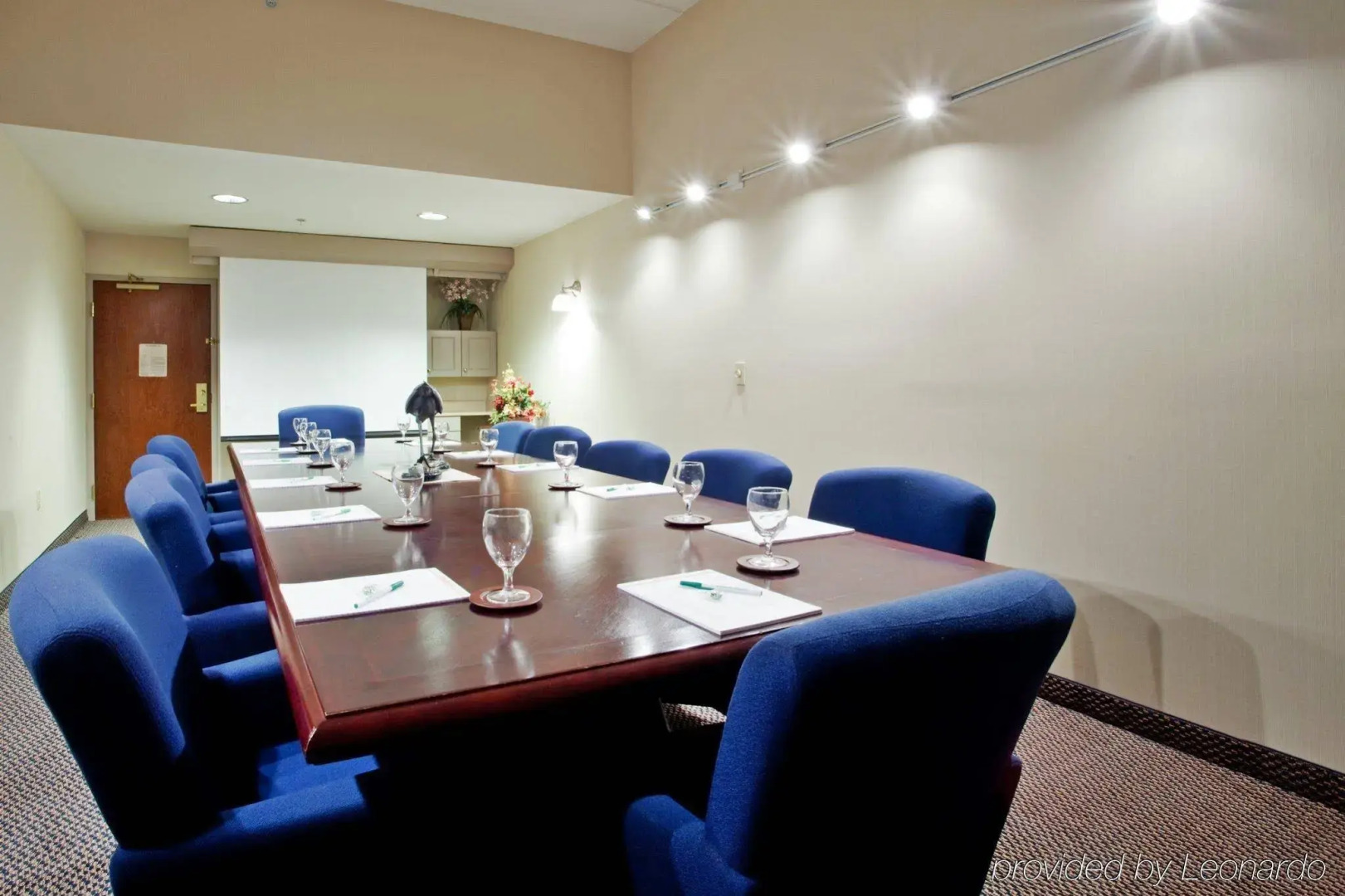 Holiday Inn Express & Suites Newport News by IHG