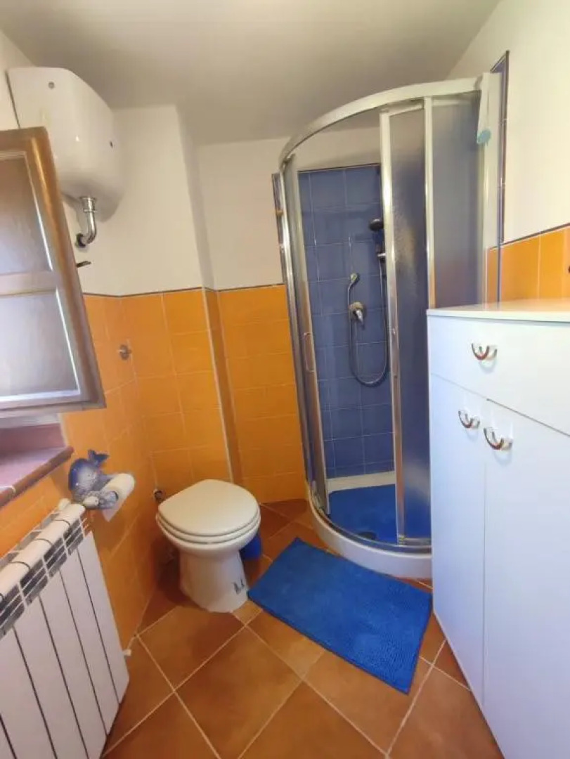 Logement avec parking et terrasse devant la maison, très jolie vue