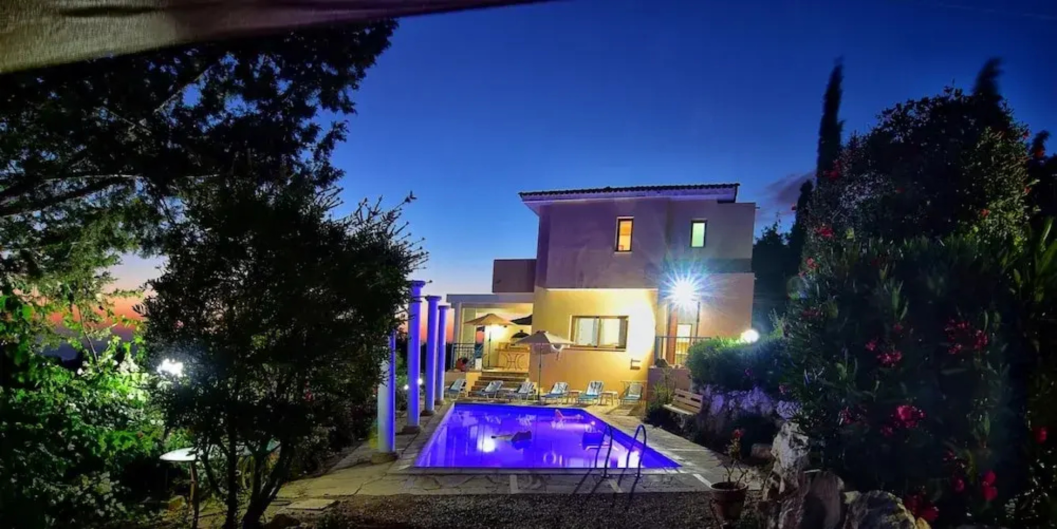 Wonderful Quiet Area, Completely Privacy, Large Private Pool, Colourful Garden